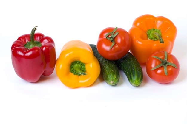 Verduras multicolores sobre un fondo blanco.