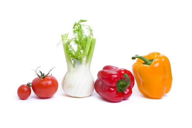 Verduras multicolores sobre un fondo blanco.