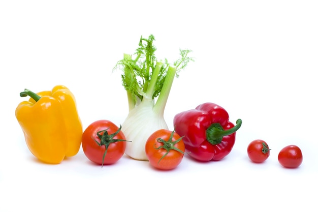 Verduras multicolores sobre un fondo blanco.