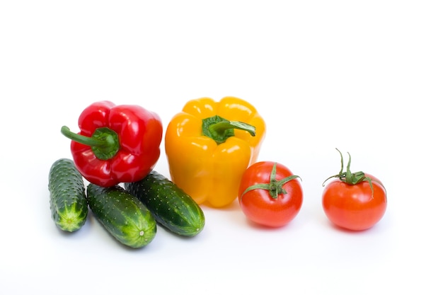 Verduras multicolores sobre un fondo blanco.