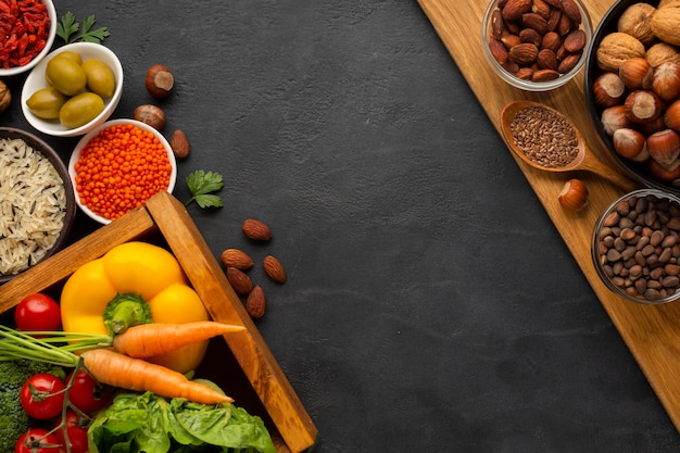 Foto verduras con nueces y espacio de copia