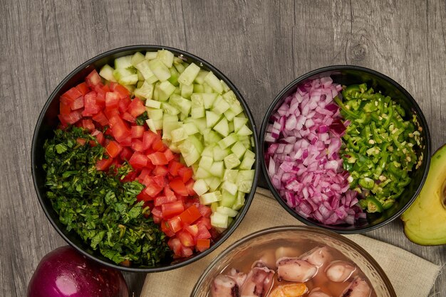 Foto verduras ordenadas y troceadas para preparar un caldo de gambas