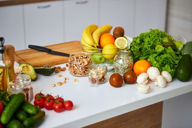 Verduras orgánicas crudas, frutas y nueces con ingredientes frescos para cocinar de forma saludable en la cocina. Concepto de comida vegana o dieta. Estilo de vida saludable y alimentación