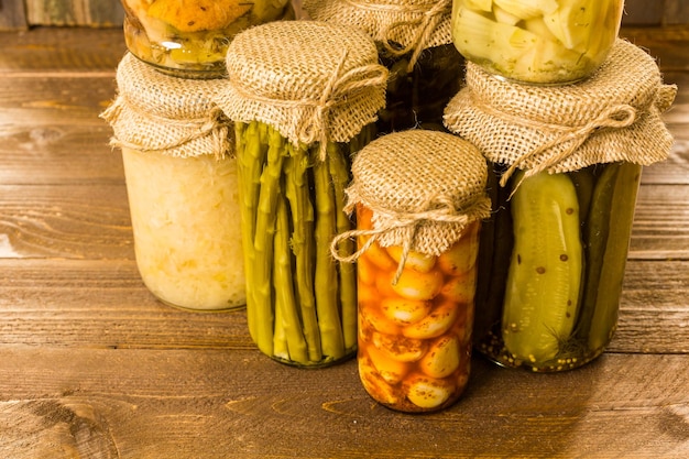 Verduras orgánicas enlatadas caseras en frascos de vidrio.