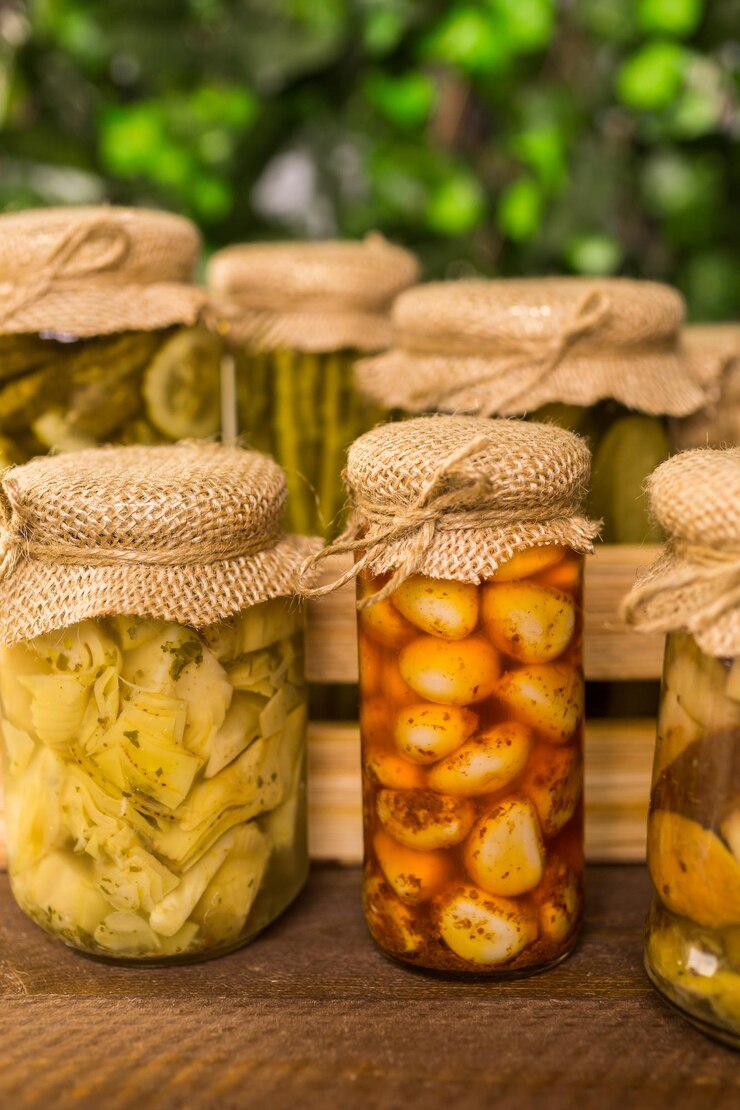 Foto verduras orgánicas enlatadas caseras en frascos de vidrio.