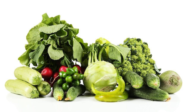 Verduras orgánicas frescas aisladas en blanco