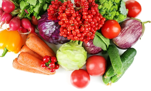 Verduras orgánicas frescas aisladas en blanco