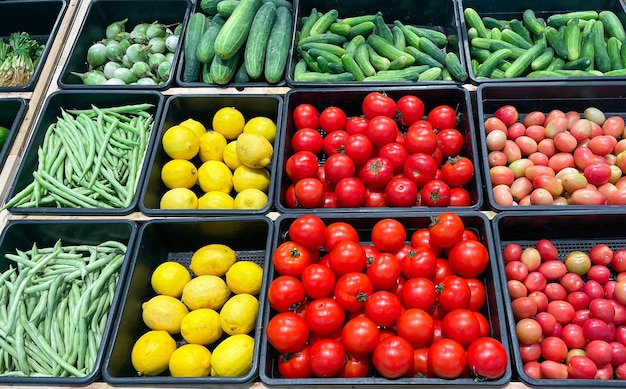 Verduras orgánicas frescas en cestas para la venta en el supermercado Tomate Limón pepino berenjena verde berenjena frijol largo