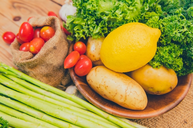 Verduras orgánicas frescas para cocinar ensalada. Dieta y alimentación sana. Cornucopia de la cosecha de otoño en la temporada de otoño.