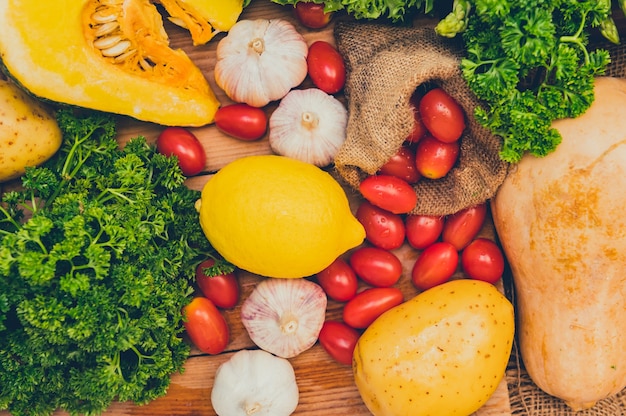 Verduras orgánicas frescas para cocinar ensalada. Dieta y alimentación sana. Cornucopia de la cosecha de otoño en la temporada de otoño.