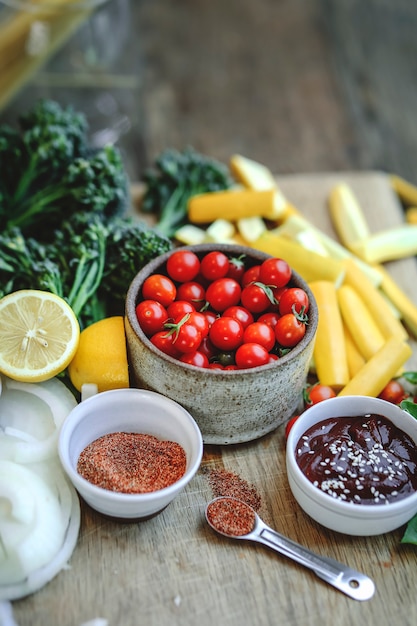 Verduras orgánicas frescas e ingredientes preparados en una tabla de cortar