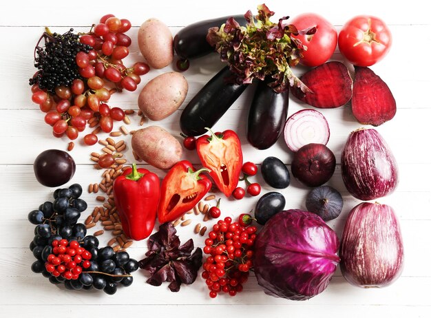 Verduras orgánicas frescas en una mesa de madera de cerca