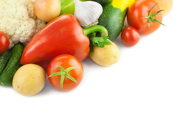 Foto verduras orgánicas frescas sobre fondo blanco.