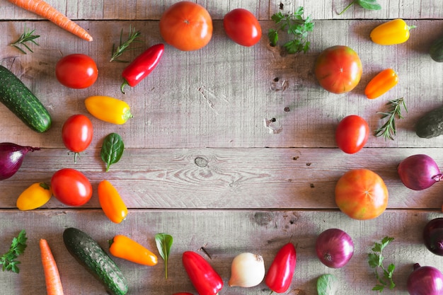 Foto verduras orgánicas frescas sobre un fondo de madera. vista superior