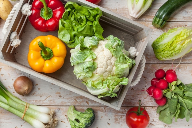 Verduras orgánicas frescas sobre fondo rústico