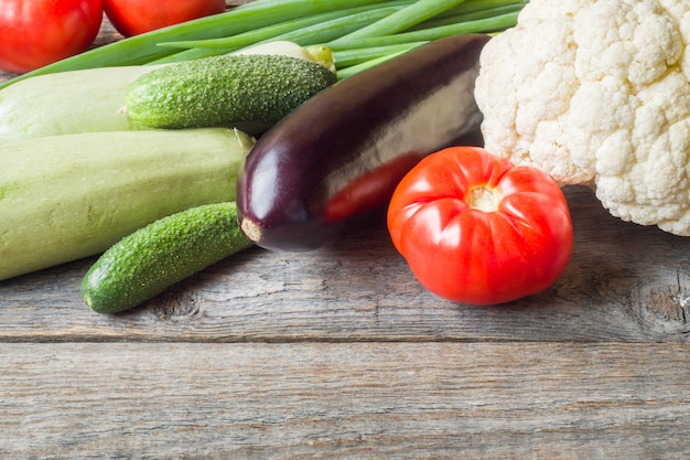 Verduras orgánicas frescas sobre madera.