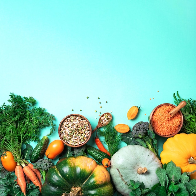 Verduras orgánicas lentejas frijoles ingredientes crudos para cocinar sobre fondo verde de moda Concepto de alimentación sana y limpia Dieta vegana o sin gluten Espacio de copia Vista superior Marco de alimentos