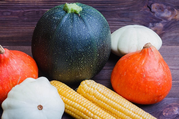 Verduras de otoño sobre fondo de alimentos orgánicos de mesa de madera