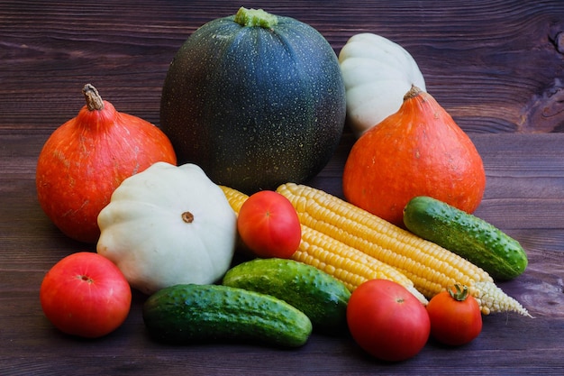 Verduras de otoño sobre fondo de alimentos orgánicos de mesa de madera