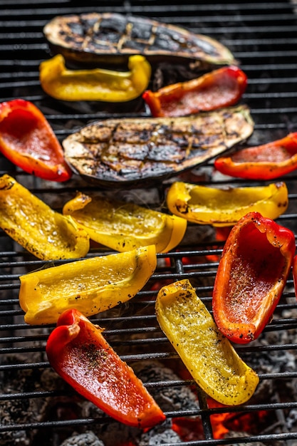 Verduras a la parrilla en barbacoa, barbacoa al aire libre con fuego. Vista superior.