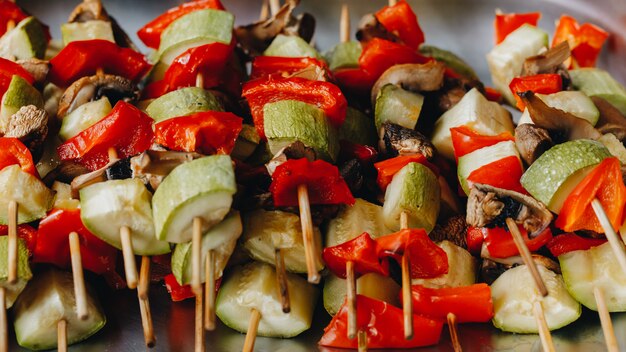 Verduras a la parrilla en brochetas de madera. Abastecimiento. vista superior