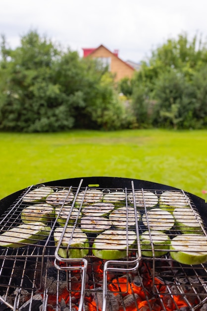 Las verduras a la parrilla se hornean para preparar un plato oriental pimientos berenjena tomates ajap sandalia imán ...