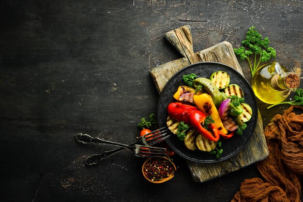 Verduras a la parrilla Paprika cebolla berenjena calabacín Vista superior Espacio libre para el texto