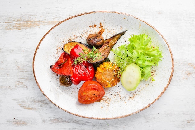 Verduras a la parrilla en un plato Estilo rústico Vista superior Espacio libre para su texto