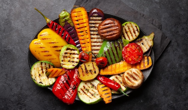 Verduras a la parrilla en un plato