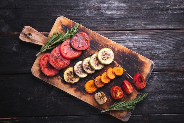 Verduras a la parrilla, platos deliciosos y aromáticos para vegetarianos. comida sana