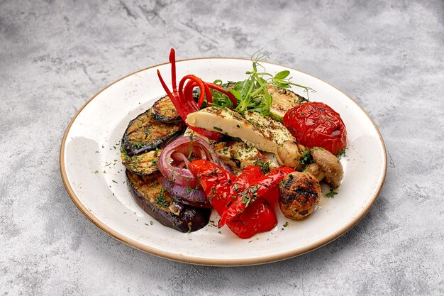 Verduras a la parrilla con queso, champiñones y especias