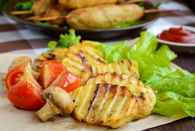 Verduras a la parrilla: tomates, papas, champiñones y hierbas.