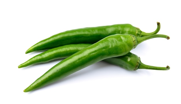 Verduras de pimiento verde sobre blanco