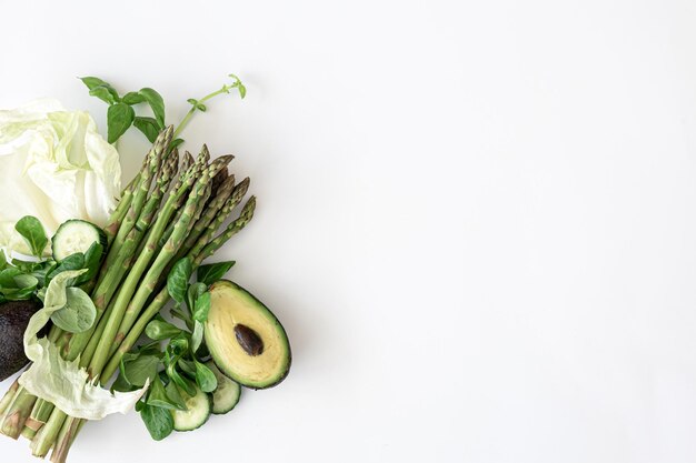 Verduras planas sobre fondo blanco concepto de alimentación y dieta