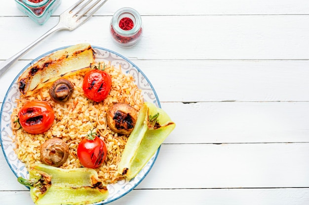 Verduras a la plancha con arroz fondo blanco