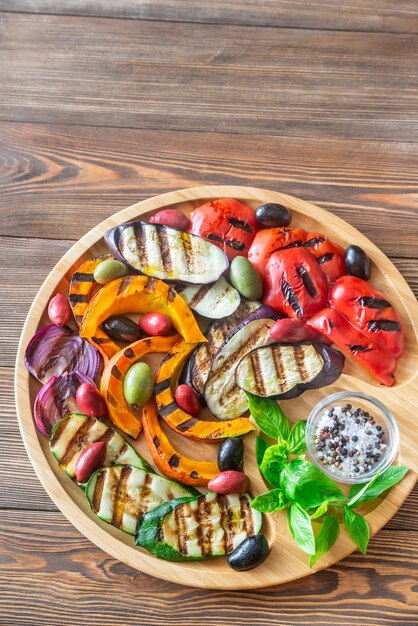 Verduras a la plancha en la bandeja de madera