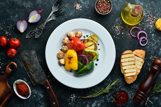 Verduras a la plancha: calabacín, tomate, pimentón, cebolla. Vista superior. Espacio libre para su texto.