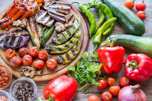 Verduras a la plancha y frescas en el tablero de madera