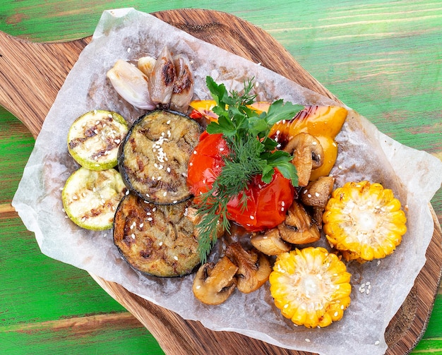 Verduras a la plancha maíz tomate berenjena calabacín pimienta y champiñones Plato vegetariano