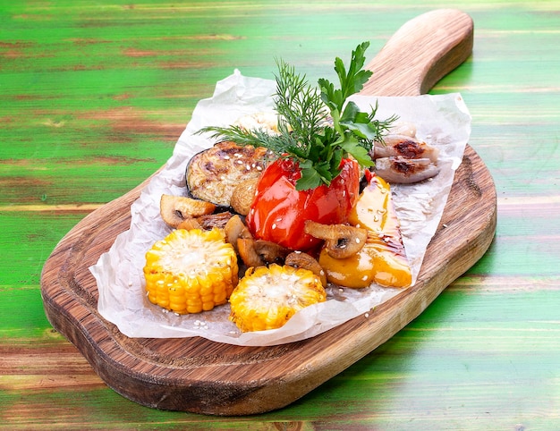 Verduras a la plancha maíz tomate berenjena calabacín pimienta y champiñones Plato vegetariano