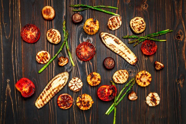 Verduras a la plancha en mesa de madera