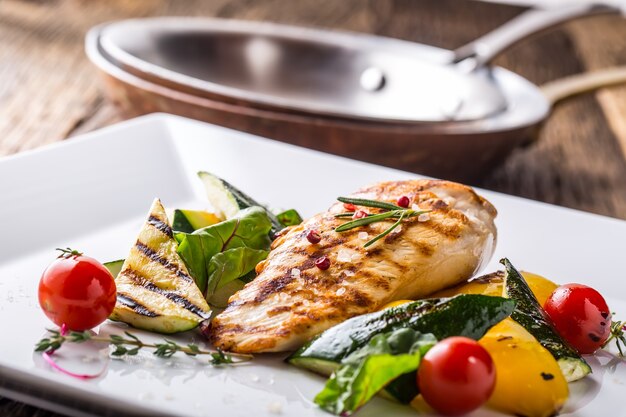 Foto verduras a la plancha con pechuga de pollo pechuga de pollo a la plancha con verduras en mesa de roble