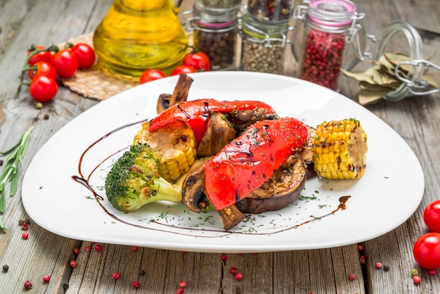 Verduras a la plancha en un plato con salsa.