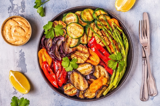 Verduras a la plancha en un plato con salsa