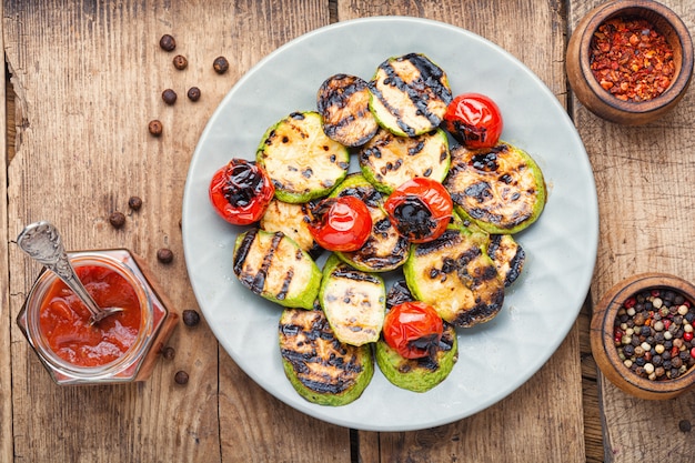 Verduras a la plancha en un plato