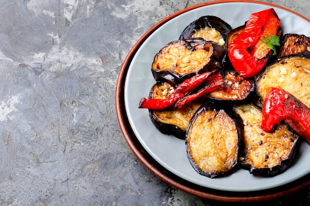 Verduras a la plancha en un plato