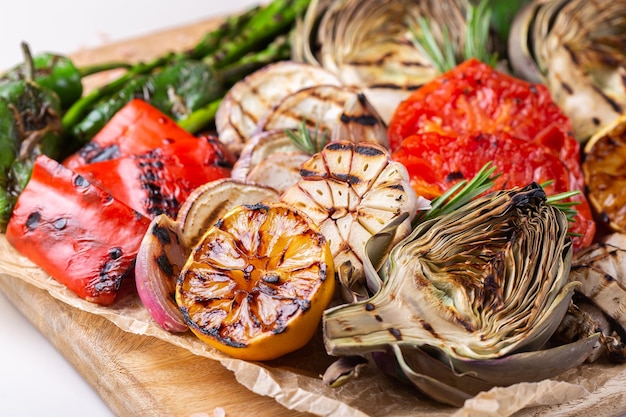 Verduras a la plancha en una sartén verano comiendo comida vegana