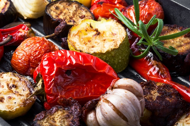 Verduras a la plancha en una sartén.