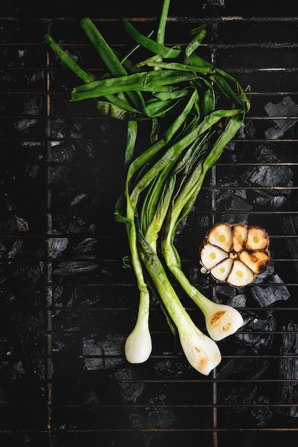 Verduras a la plancha sobre carbón vegetal.