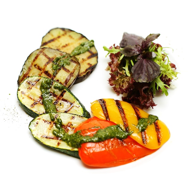 Verduras a la plancha sobre fondo blanco.